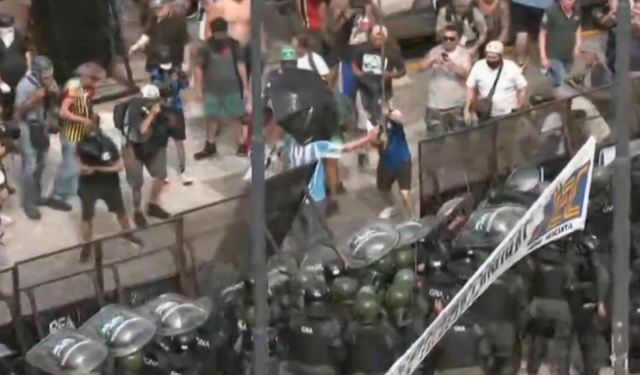 Arjantinliler Milei'nin tartışmalı iş reformuna karşı sokakta