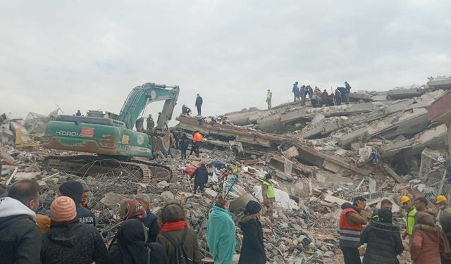 Deprem davasında bilirkişilerden birinin sanıkla daha önce çalıştığı ortaya çıktı, görevden alındı