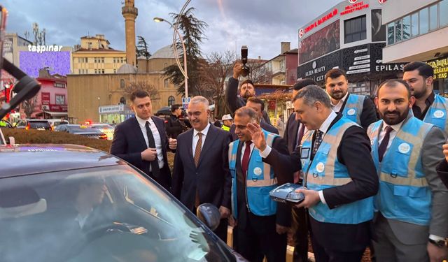 İçişleri Bakanı Çiftçi AKP Gençlik Kolları yeleği giydi, iftarlık dağıttı