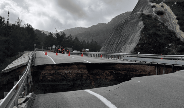 Antalya'da Kumluca-Kemer yolu göçük ve heyelan nedeniyle kısmen kapandı
