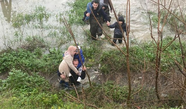 Manisa’da sel sularında mahsur kalan 5 kişilik aileye itfaiye ekipleri hayat öpücüğü oldu