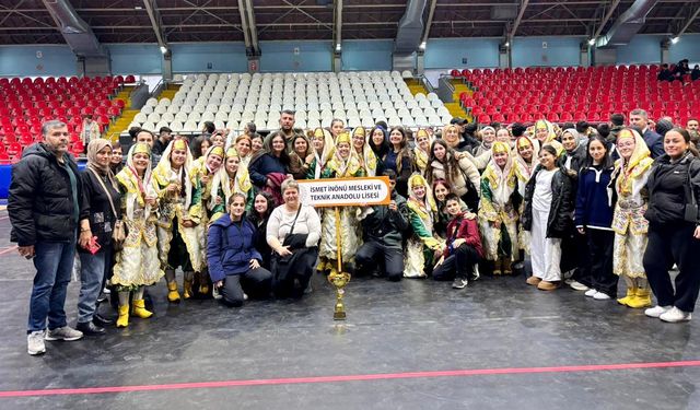 Manisa’nın en köklü okulu İsmet İnönü Kız Meslek ve Teknik Anadolu Lisesi halk oyunları şampiyonu