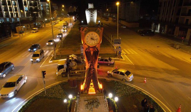 Depremin simgesi Saat Kulesi Sessiz Yürüyüşe hazırlandı