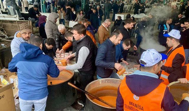 Selendililer Manisa şehir meydanında üç yıl önce kaybettikleri Ender Kaya için iftar hayrı düzenledi