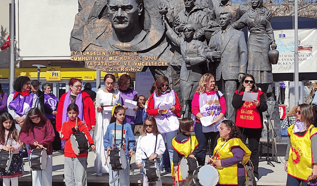 Edremit kadın platformu, 8 mart'ta yoksulluk ve şiddete karşı yürüdü