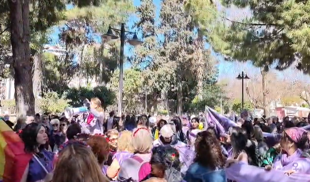 Antalya'da saç örgüsü görseli bulunan pankarta izin verilmedi