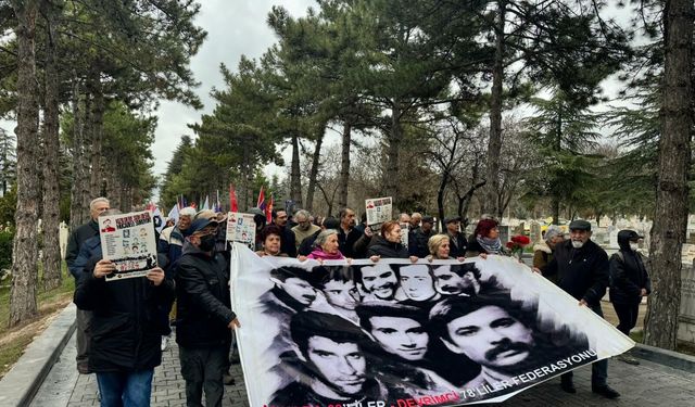 Mahir Çayan ve arkadaşları Karşıyaka Mezarlığı'nda düzenlenen törenle anıldı