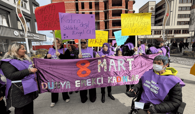 Trabzon'un Of ilçesinde kadınlar 8 Mart'ta ilk kez yürüyüş düzenledi