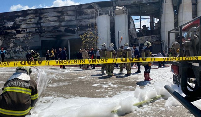 Sincan’daki boya fabrikası yangını 2 saatlik müdahaleyle söndürüldü: 1 kişi kayıp, 1 yaralı