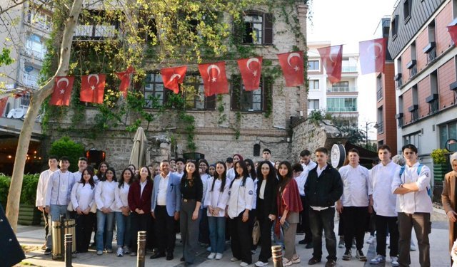 Dokuz Eylül Üniversitesi Turizm Gastronomi öğrencileri Mesir Festivali'ne renk kattı