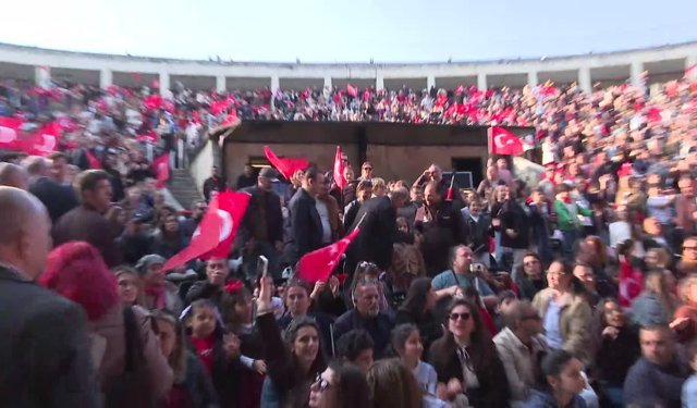 Harbiye Açıkhava'da 23 Nisan coşkusu: Ekrem Amcanız da sizi çok seviyor ve en çok da sizleri özlüyor