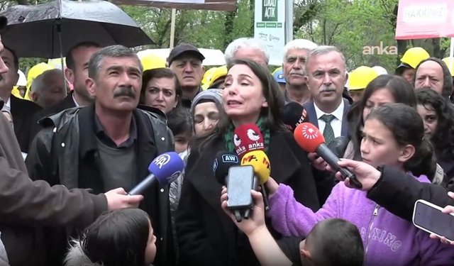 Tülay Hatimoğulları Kurtuluş Parkı'nda açlık grevi yapan maden işçilerini ziyaret etti