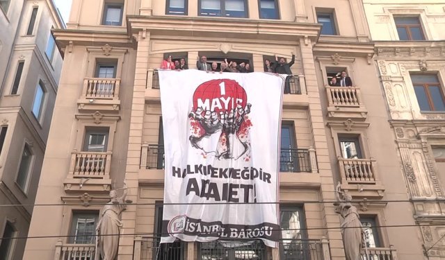 İstanbul Barosu'nda "Halkın ekmeğidir adalet" pankartlı 1 Mayıs çağrısı