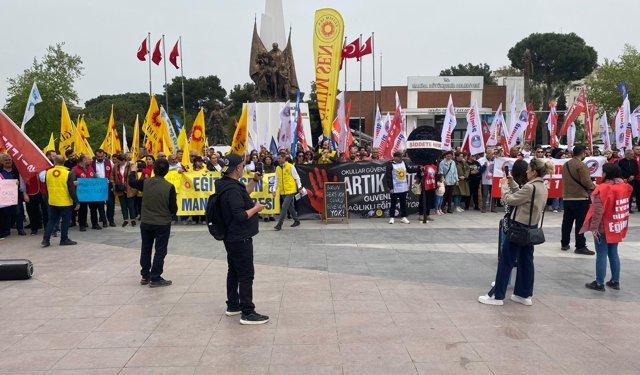 Eğitim sendikaları Manisa'da Milli Eğitim Müdürlüğü önüne siyah çelenk bıraktı