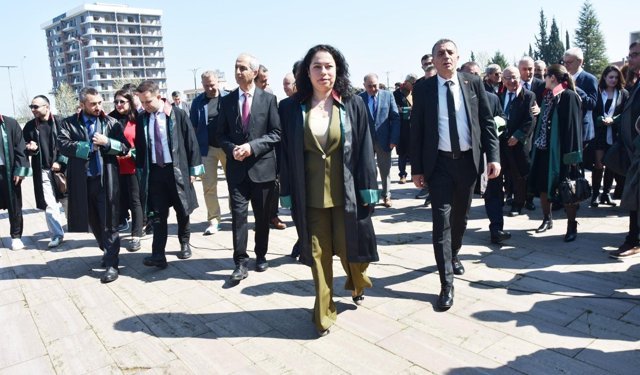 Manisa'da avukatlardan 5 Nisan kutlaması