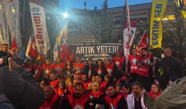 Saldırıların ardından öğretmenler bakanlık önünde yaşam nöbetinde