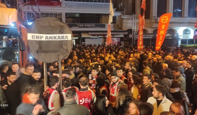 Ümit Erkol'un tutuklanmasına Ankara İl Başkanlığı önünde protesto