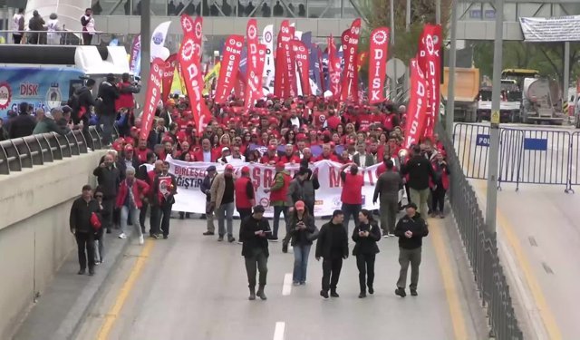 Ankara'da AKM önünde toplanan kortejler yürüyüşe geçti