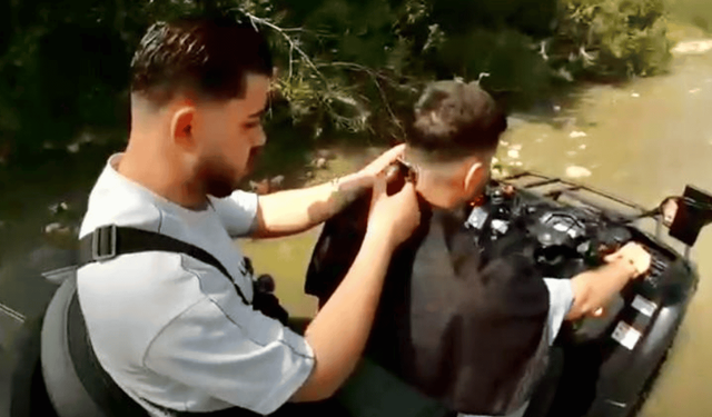 Manisalı berber traşta çığır açmaya devam ediyor. Bu kez de hızla giden ATV üzerinde traş yaptı