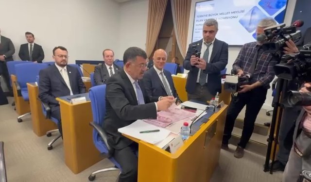 CHP'li Ağbaba'dan üzerinde Bakan Şimşek'in resminin basılı olduğu 5 bin TL'lik banknotlu esnflasyon eleştirisi
