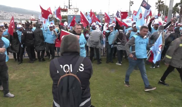 İzmir'de 1 Mayıs: Emekçiler Gündoğdu Meydanı'nı doldurdu
