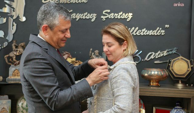 Mısra Öz CHP'ye katıldı, rozetini Özgür Özel taktı