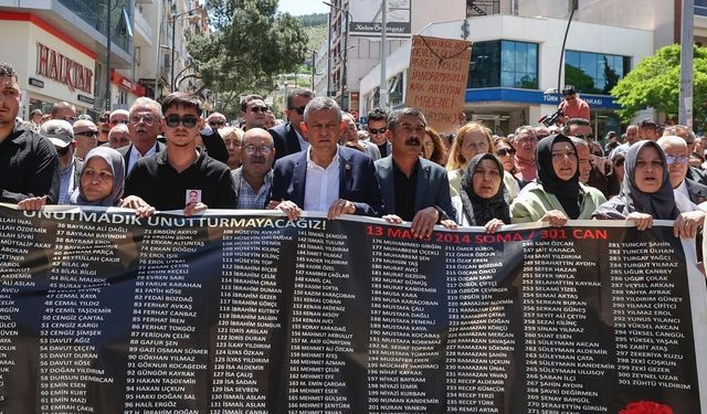 Soma'da yüzlerce kişi 301 şehit madenci için yürüdü