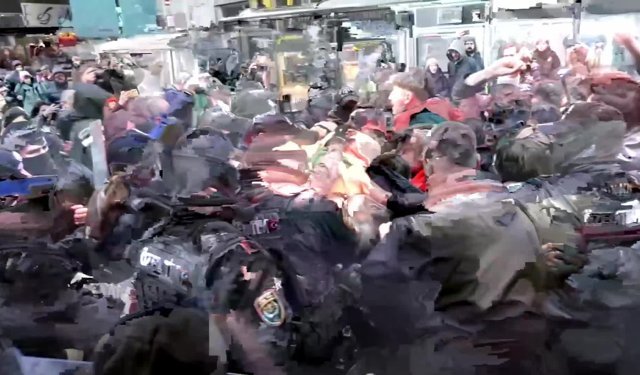 Taksim ve Mecidiyeköy'de 1 Mayıs ablukası, Erkan Baş'a biber gazlı müdahale