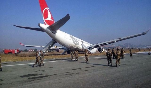 THY uçağı, iniş takımlarındaki duman nedeniyle tahliye edildi