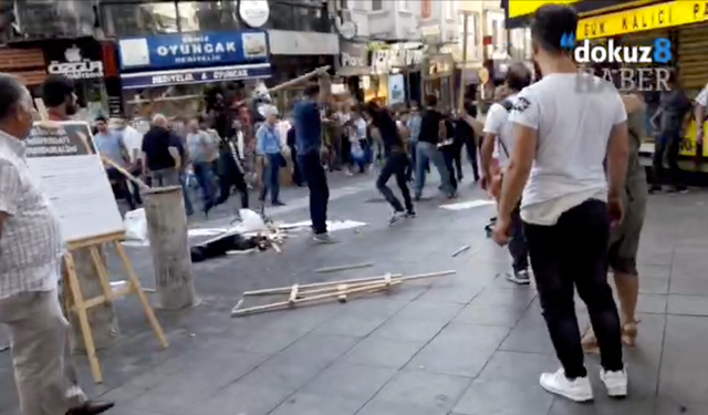 Kadıköy'de laik eğitim talebiyle açılan standa gerici saldırı