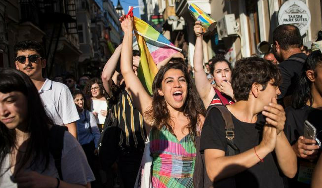 16. Onur Yürüyüşü Taksim sokaklarında yapıldı: Taksim'den vazgeçmiyoruz
