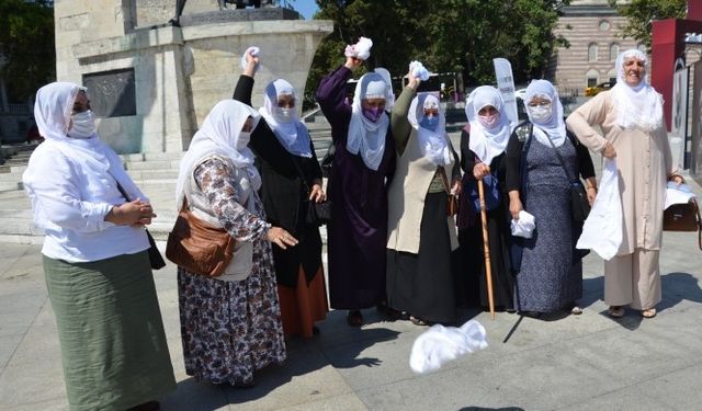 Barış Anneleri tülbentleriyle 'barış' mesajı verdi