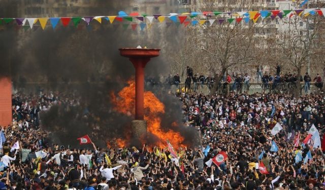 Diyarbakır'da yüz binler Newroz ateşi etrafından buluştu