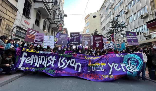 19. Feminist Gece Yürüyüşü'ne katılan kadınlara operasyon: Zıplama suç sayıldı