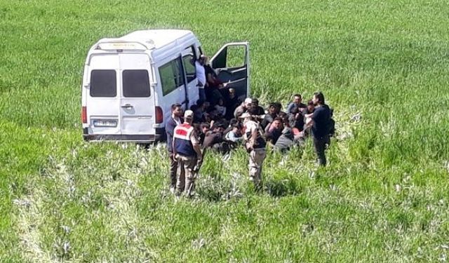 Van'da mültecileri taşıyan araç kaza yaptı: 4 yaralı