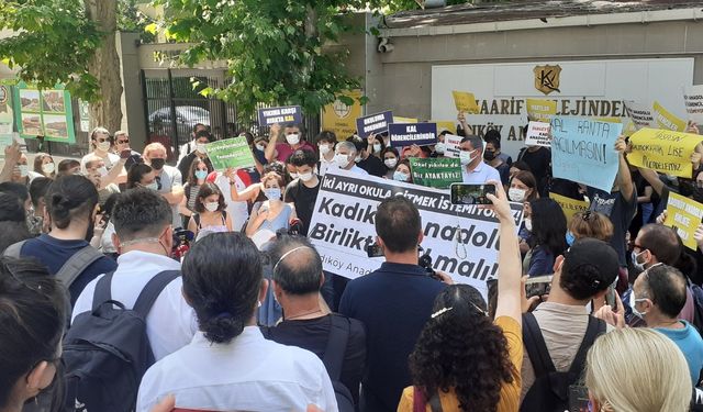 Kadıköy Anadolu Lisesi öğrencileri: "İki ayrı okula gitmek istemiyoruz"