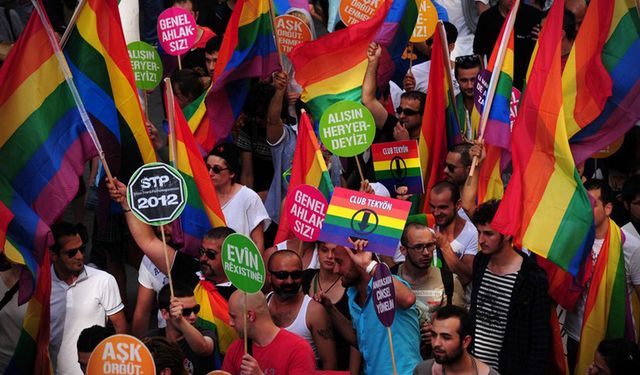 Tüm yasaklara rağmen Onur Haftası için bir araya gelen LGBTİ+'lara polis saldırısı