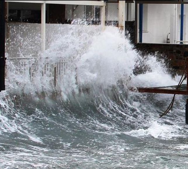 İstanbul Valiliği'nden akşam saatleri için fırtına uyarısı