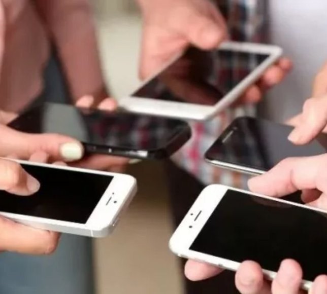 Britanya okullara cep telefonu yasağı getiriyor