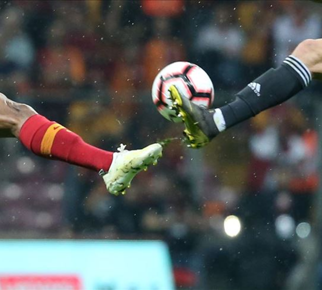 Süper Lig'de derbi : Beşiktaş ile Galatasaray 3 puan için sahaya çıkıyor