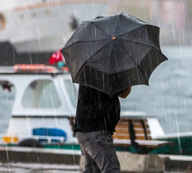 AKOM'dan fırtına ve yağış uyarısı: Sıcaklık 8-10 derece birden düşecek