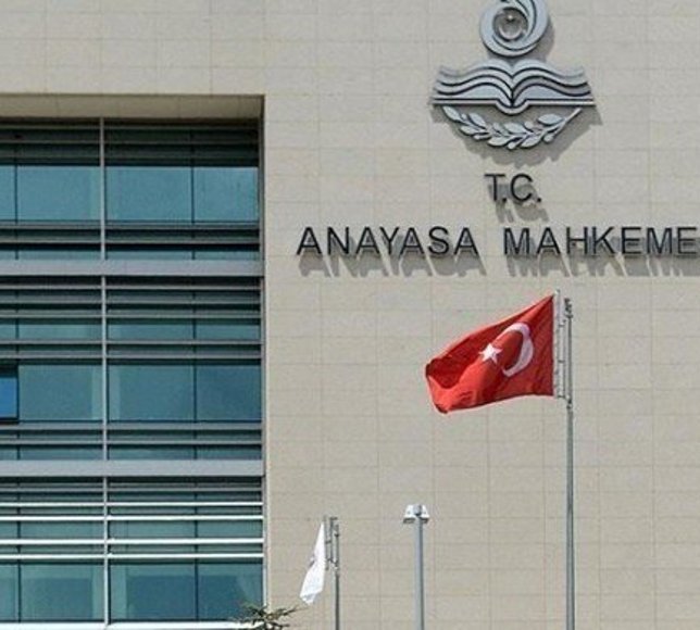 AYM, cinsiyet değişikliğinde mahkeme izni şartını Anayasa'ya uygun buldu