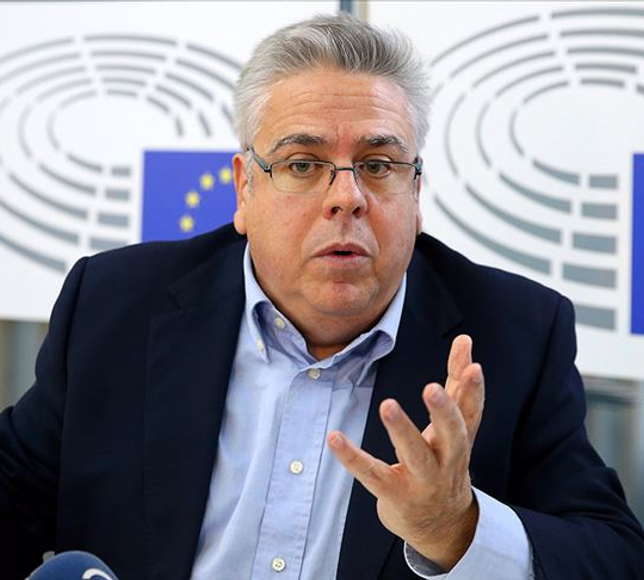 Amor: Gazeteci Alican Uludağ'ı 30 polis gözaltına aldı, Türkiye'deki demokratik standartların geldiği nokta bu!