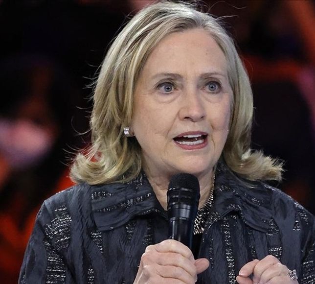 Hillary Clinton, Trump yönetimini Epstein dosyalarını 'örtbas etmekle' suçladı