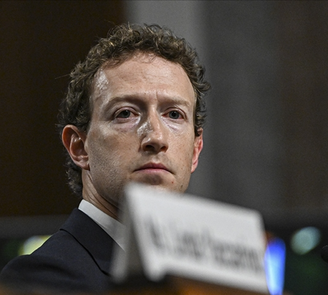 Zuckerberg çocukları sosyal medyaya bağımlı yapmakla suçlandığı davada jüri karşısına çıktı