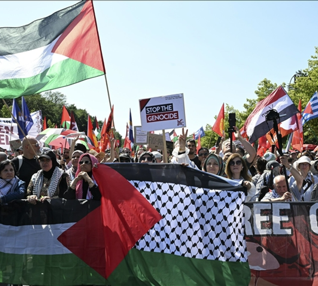 Berlin'de Filistin'e destek gösterisi