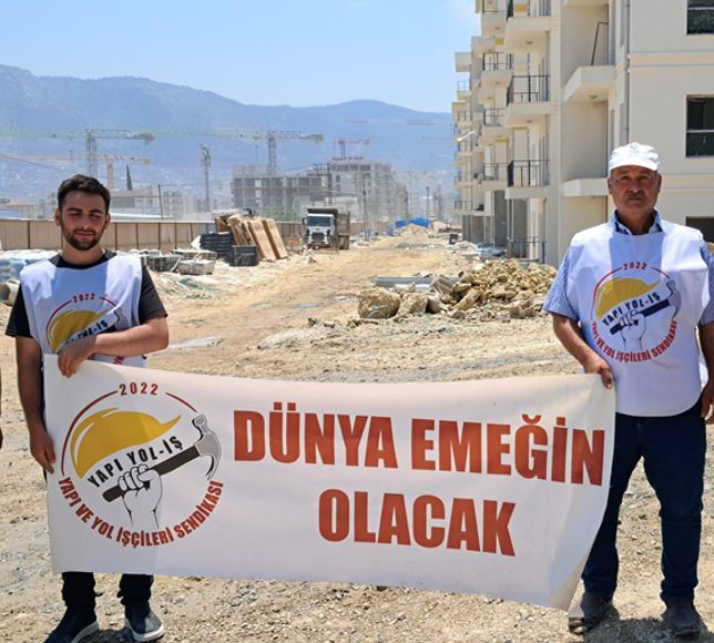 Hatay’da ücretlerini alamayan TOKİ işçileri çatıya çıktı