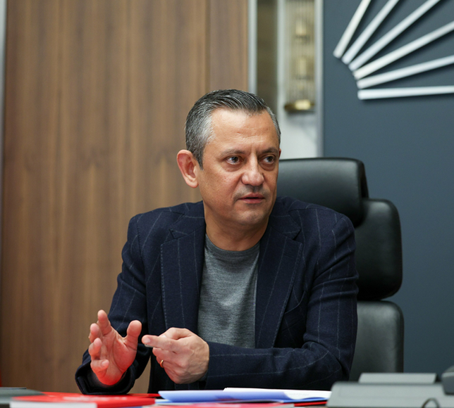 Özgür Özel: Çocukları için sıkıntı çeken tüm babaların Babalar Günü kutlu olsun
