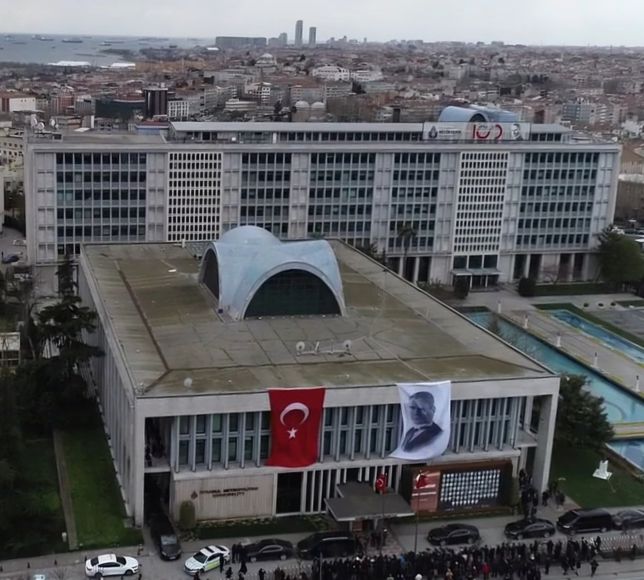 "CHP delegelerine iPhone 16 verildi" dedi, telefon o tarihte yoktu.