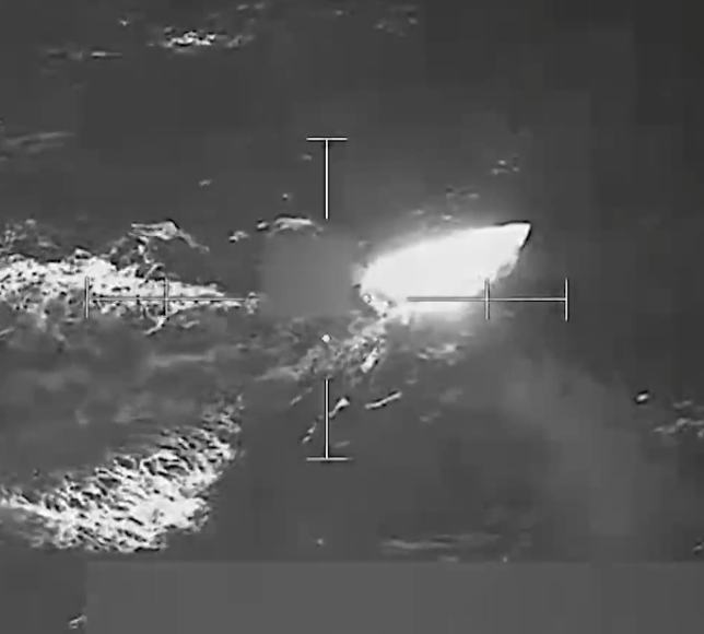 ABD, Pasifik'de bir gemiyi daha vurdu!